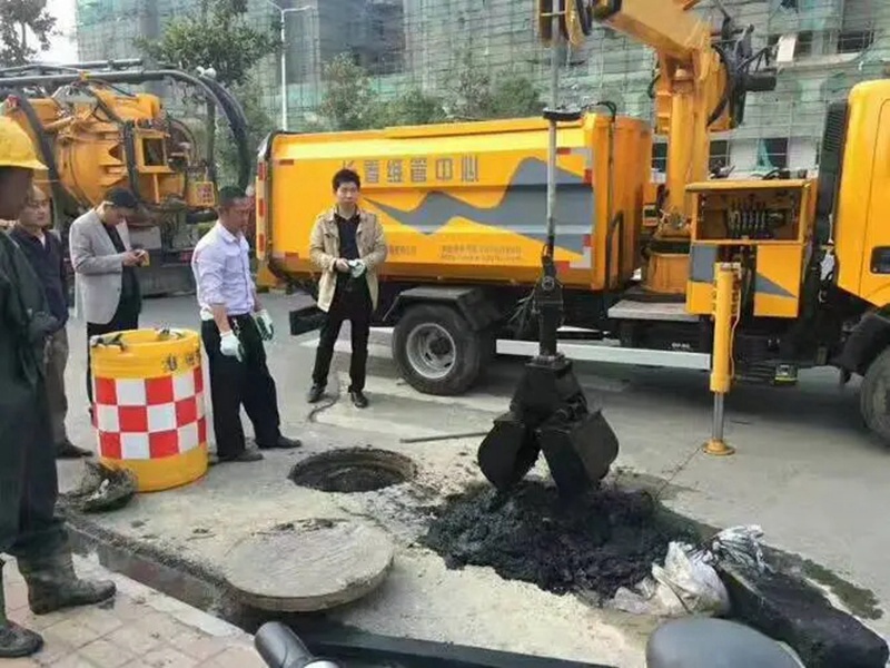 三江街道：网格员化身“清道夫”，为民解忧疏通“堵心”化粪池