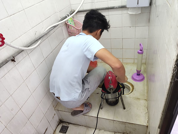 三江肥皂掉到马桶里把马桶堵住了怎么办？马桶堵住了怎么办